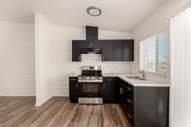 Foto del edificio - 5946 W Rose Ln