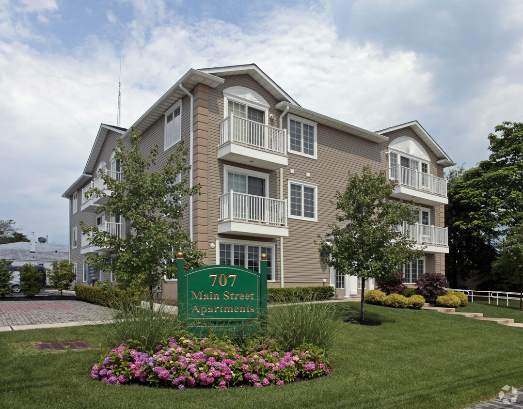 Primary Photo - Main Street Apartments