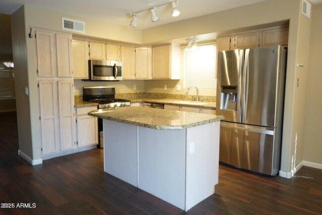 Building Photo - 4591 W Oakland St