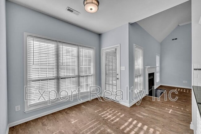 Building Photo - 8235 Wynwood Dr