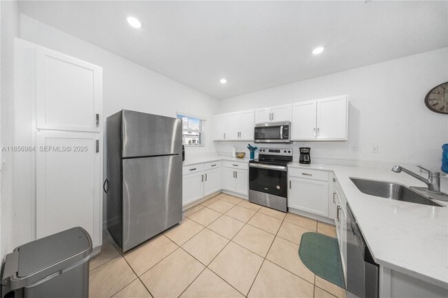 Building Photo - 425 NE 1st Ave