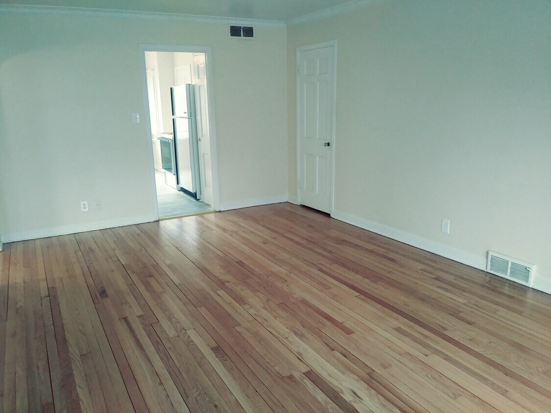 Foto principal - 8805 W Center St