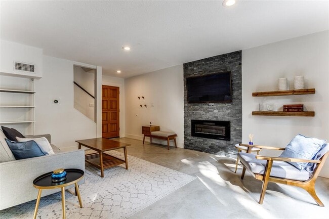 Building Photo - 1618 Elmhurst Dr