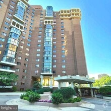 Building Photo - 1600 N Oak St
