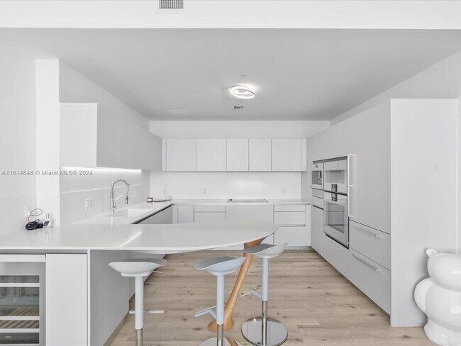 Building Photo - 16901 Collins Ave