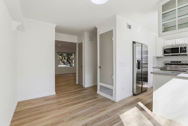 Foto del edificio - Freshly Renovated Single-Family Townhouse for Rent