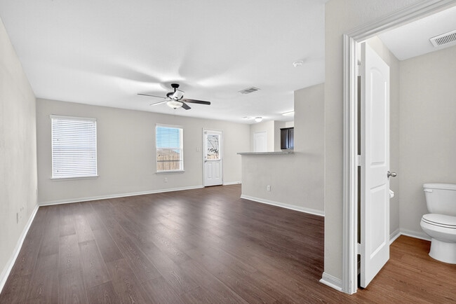 Foto del edificio - 308 Yearwood Ln