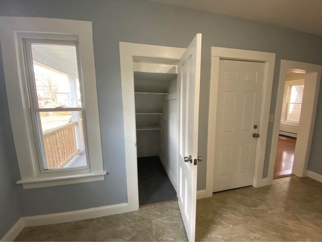 Building Photo - 395 Stanley St