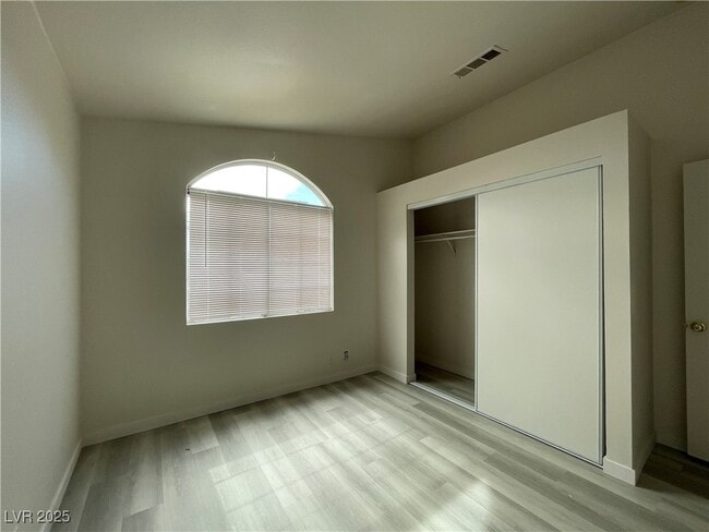 Foto del edificio - 8476 W Gilmore Ave