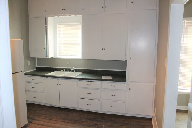 Building Photo - 3/2 with fresh paint and flooring. Large B...
