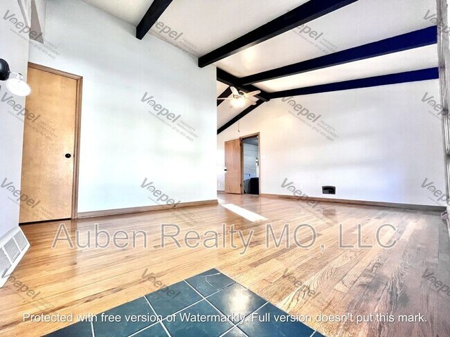 Building Photo - 7009 NW Avalon St