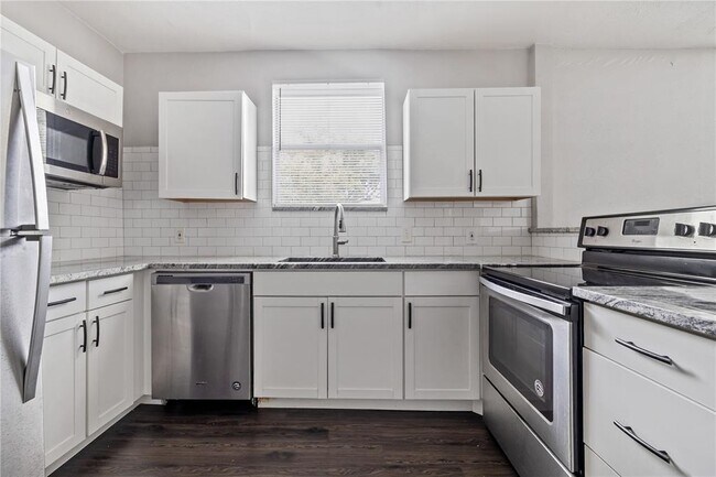 Building Photo - 409 E Floribraska Ave