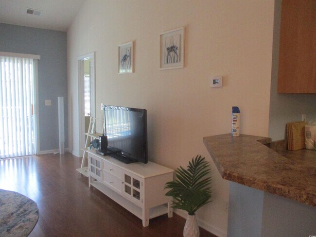 Foto del edificio - 5804 Longwood Dr