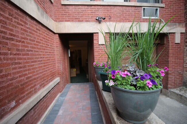 Building Photo - 7628 N Rogers Ave