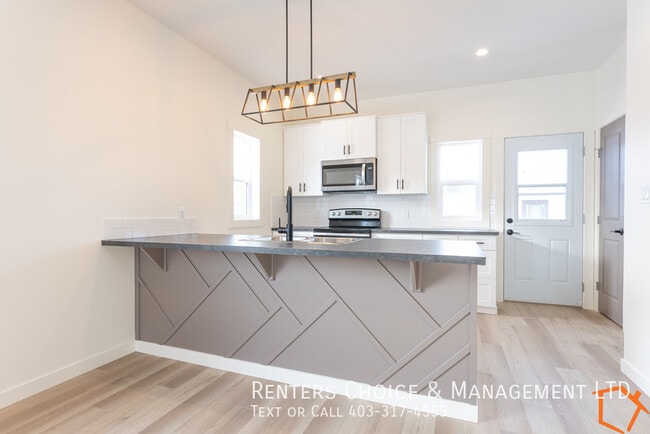 Building Photo - Newer Pet Friendly Townhouse Near Taber Amenities with Parking