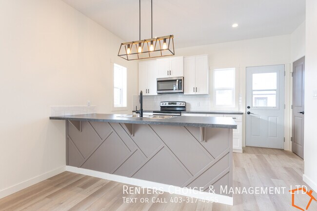 Photo du bâtiment - Newer Pet Friendly Townhouse Near Taber Amenities with Parking