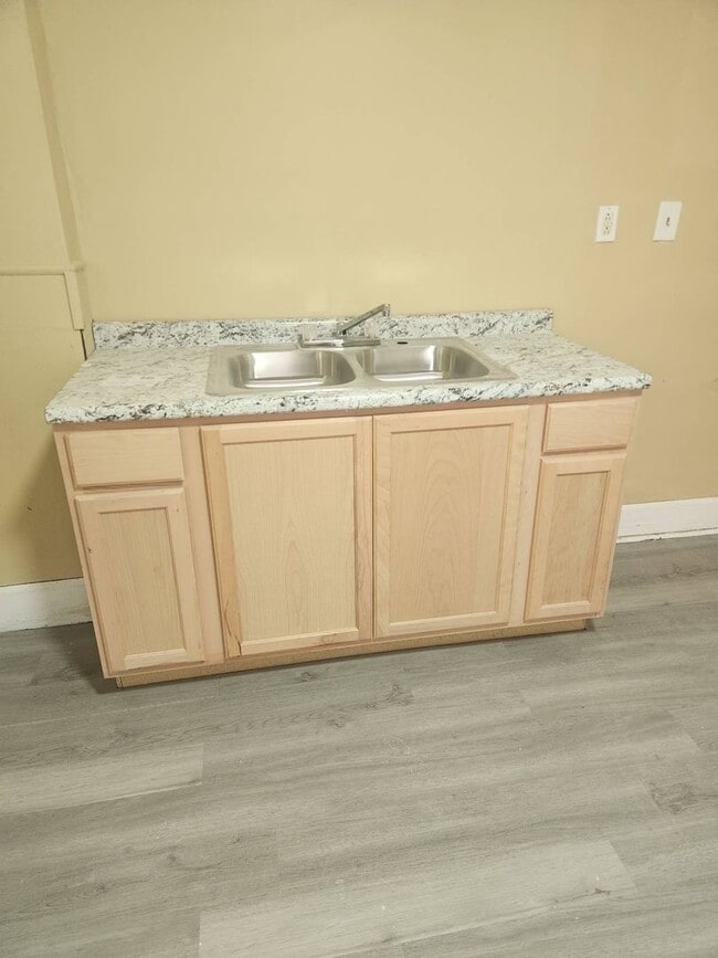 Building Photo - 1304-1304 W 5th St