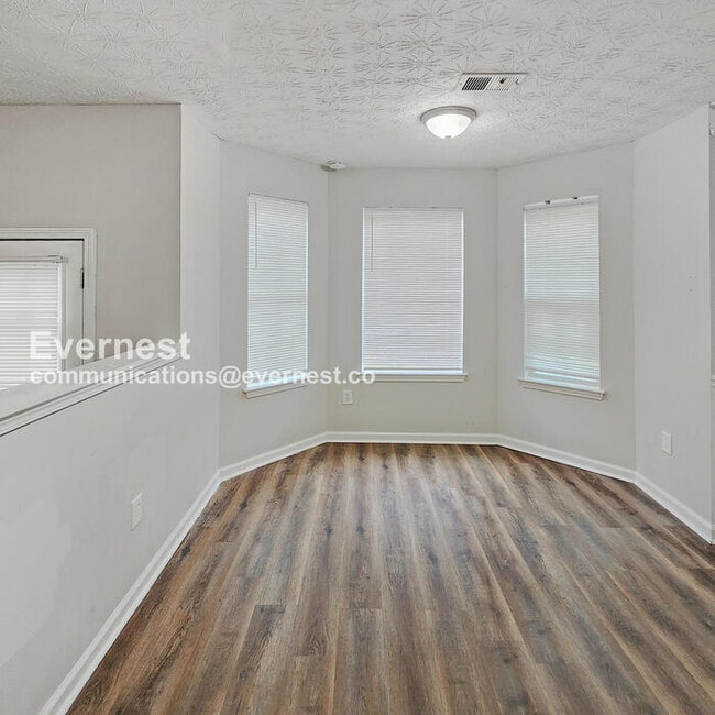 Building Photo - 4 Bed, 2.5 Bath Home with Attached Garage / Pet-Friendly / Available Now!