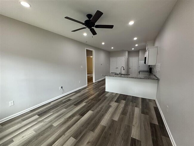 Foto del edificio - 10025 Hwy 64 E #700