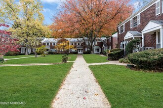 Building Photo - 102 Manor Dr