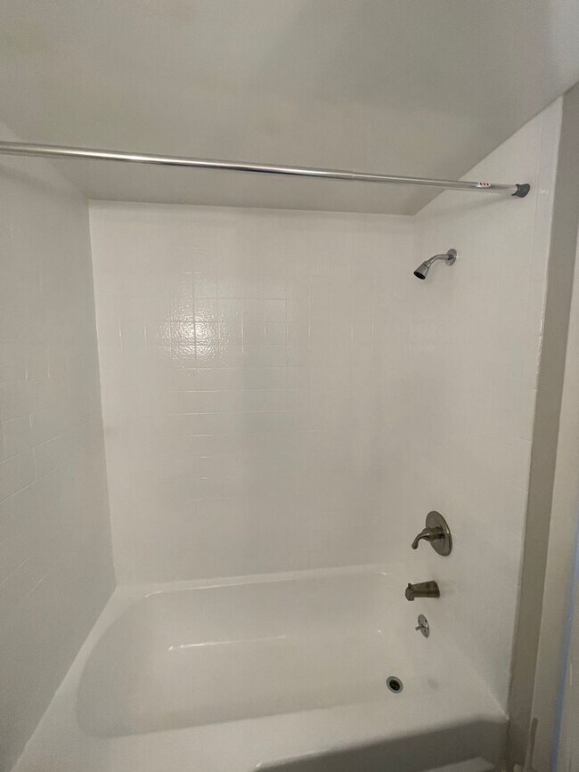 Foto del edificio - Spacious 2 Bed, 2 Bath Apartment with Mode...