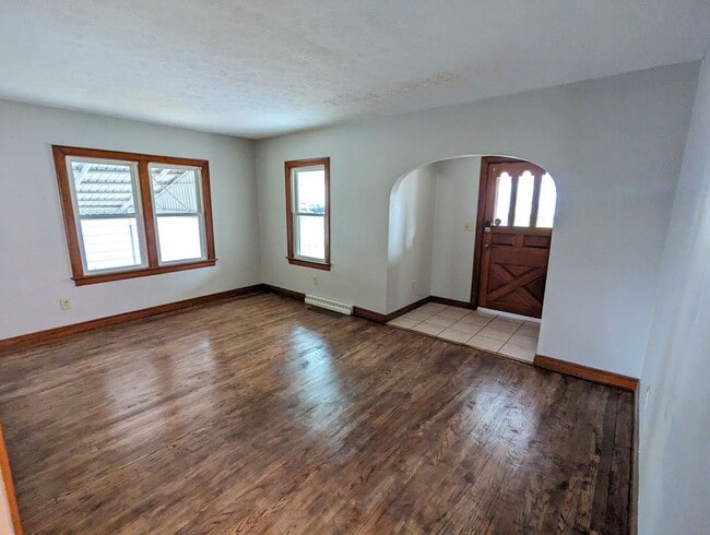 Building Photo - Beautiful 3 bedroom home with covered fron...