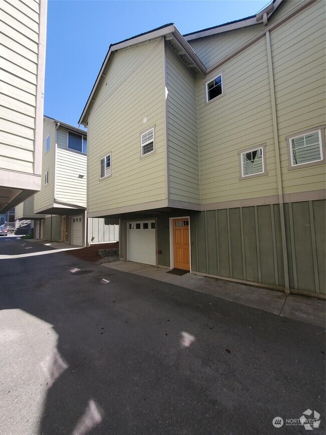 Building Photo - 1402 N Northgate Way