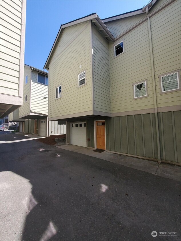 Front - 1402 N Northgate Way