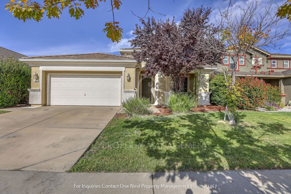 Primary Photo - 3 bedroom, 2 bathroom Charming Plumas Lake...