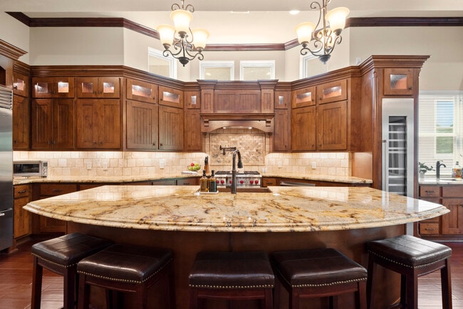 Chef's kitchen, applicances, wine cooler and wet bar - 106 La Vie Dr