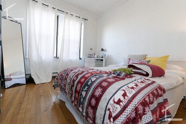Building Photo - Amazing four bedroom unit!