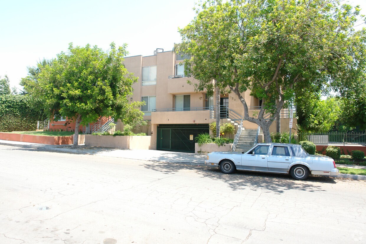 Building Photo - 420 W Elmwood Ave