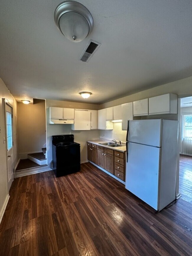 Foto del edificio - 4 bedroom 1 bath - available now! (1/2 off...