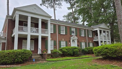 Building Photo - 785 Pinehurst St