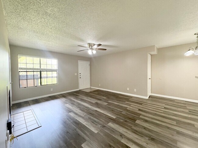 Foto del edificio - 1/1 Condo in Gated Lakefront Community of Altamonte Springs!