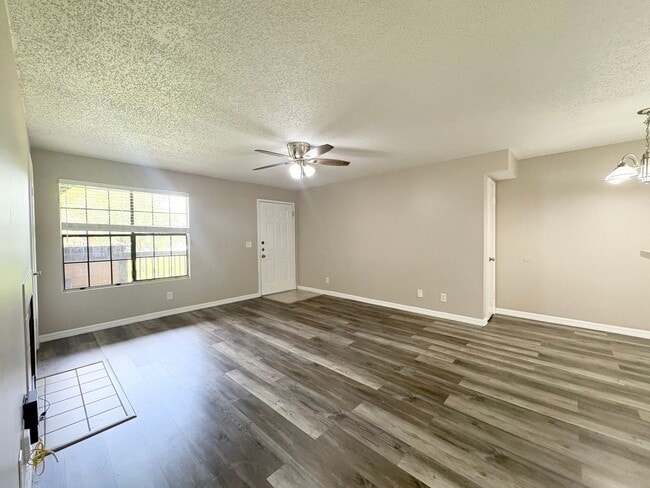 Building Photo - 1/1 Condo in Gated Lakefront Community of Altamonte Springs!