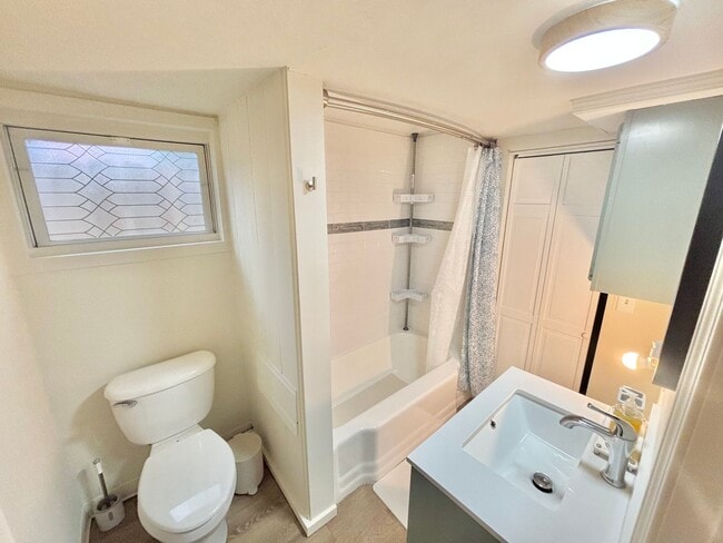 Building Photo - Furnished 2bd | Free internet 1 year!