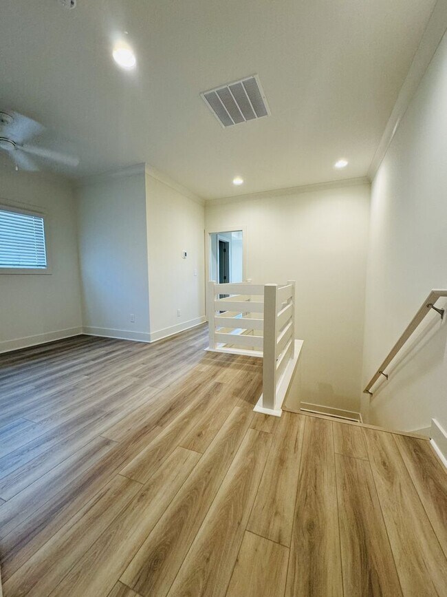 Building Photo - Modern 3 Bed, 3.5 Bath Townhome – Prime Lo...
