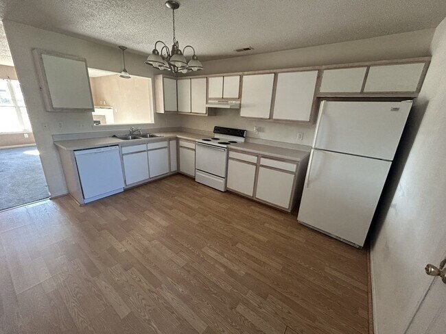 Building Photo - Charming 2 Bedroom, 2.5 Bath Townhome - 11...