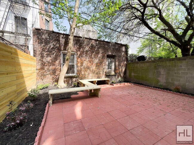 Foto del edificio - Renovated 2-Bedroom with Private Backyard + 1,500 Sq Ft Recreation Space | Fort Greene