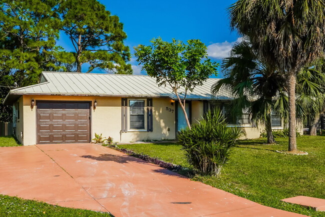 Foto del edificio - 537 SE Starflower Ave