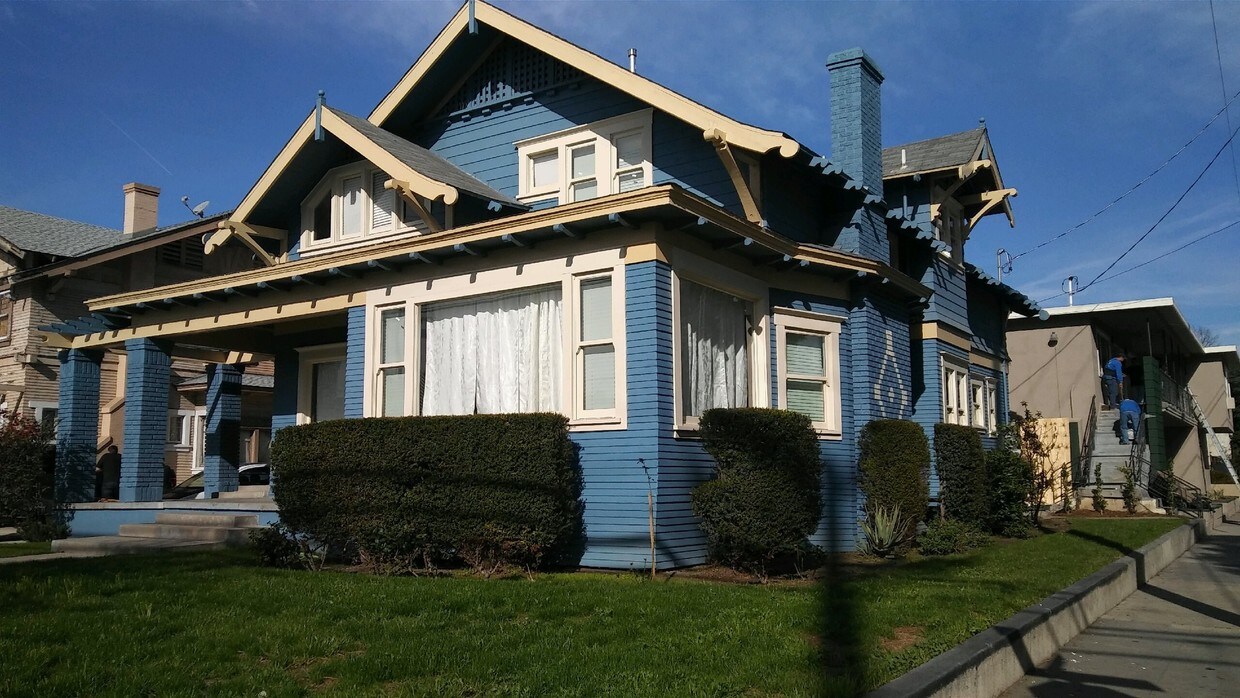 Primary Photo - 327 E Washington Ave