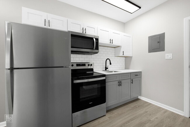 Building Photo - Hyde Park Apartments