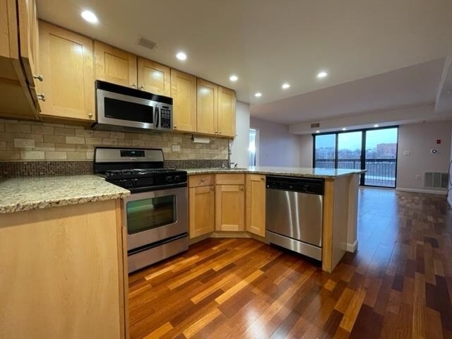 Foto del edificio - 700 1st St