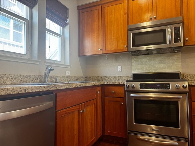 Building Photo - Bright, Meticulously-Maintained Mountain V...