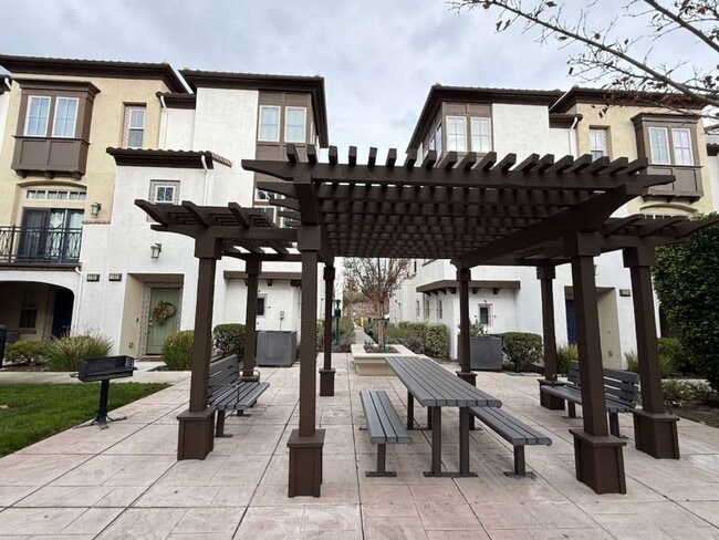 Building Photo - Bright & Well-Maintained Home in Prime Mountain View Location!