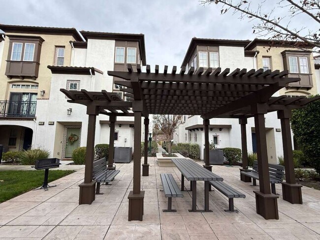 Foto del edificio - Bright & Well-Maintained Home in Prime Mountain View Location!