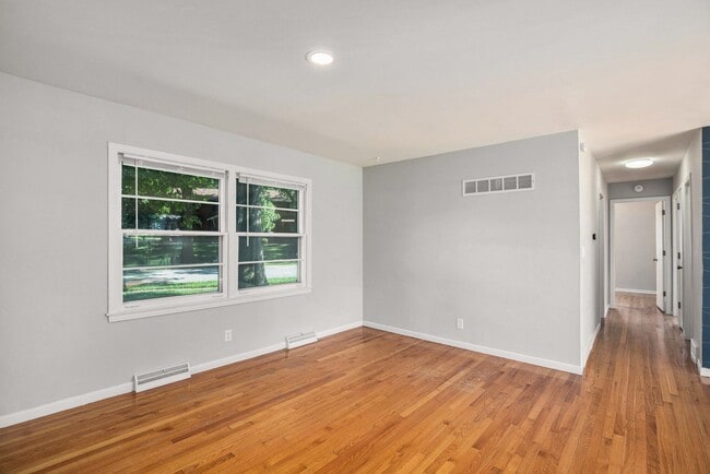 Building Photo - Move in special!! Beautiful 3BR/2BA w/ Gar...