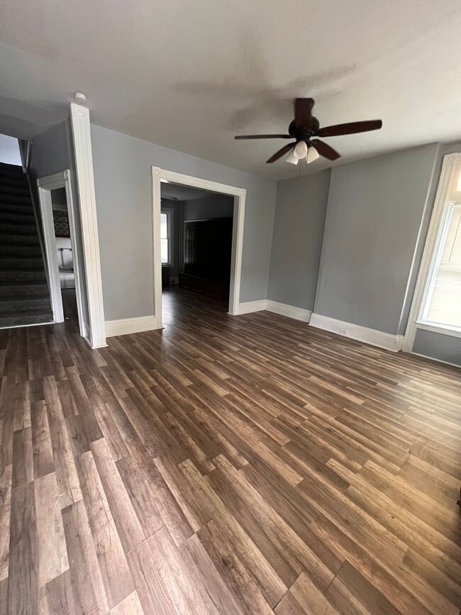 Building Photo - 4 bedroom 1.5 Home Available For Rent