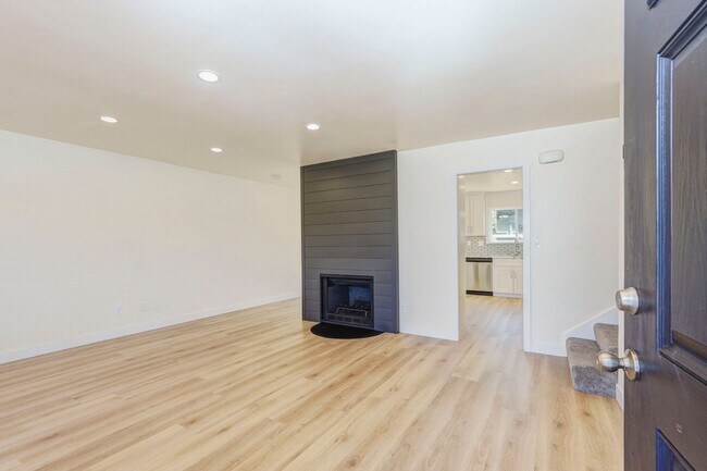 Building Photo - 3 Bed, 2 bath (+bonus room) home in Moss B...